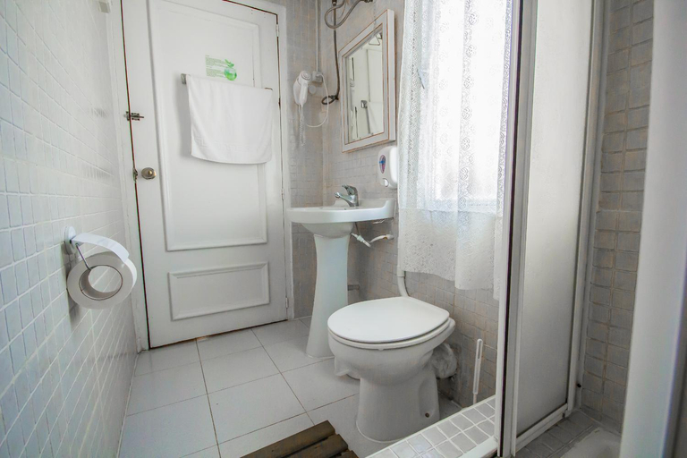 Bathroom, Nuevo Suizo Bed and Breakfast, Sevilla