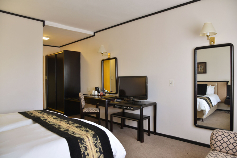 Bedroom 3, Cumberland Hotel Worcester, Cape Winelands