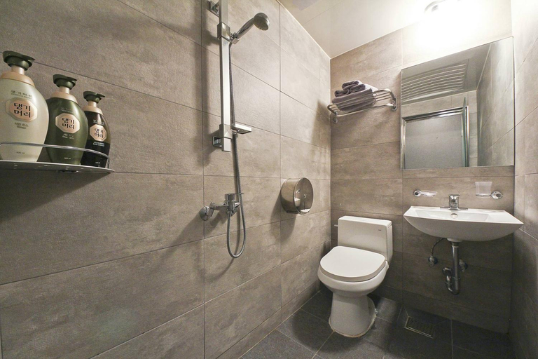 Bathroom 4, Carlton Hotel, Nam