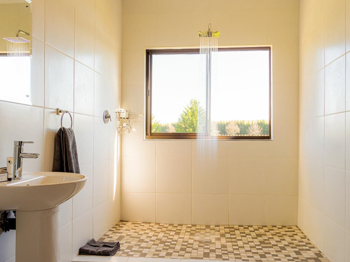 Bathroom 3, Springholm Cottages, Umgungundlovu