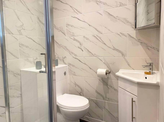 Bathroom 3, Modern Stylish 2 bedroom 2 Bath Apts., Medway