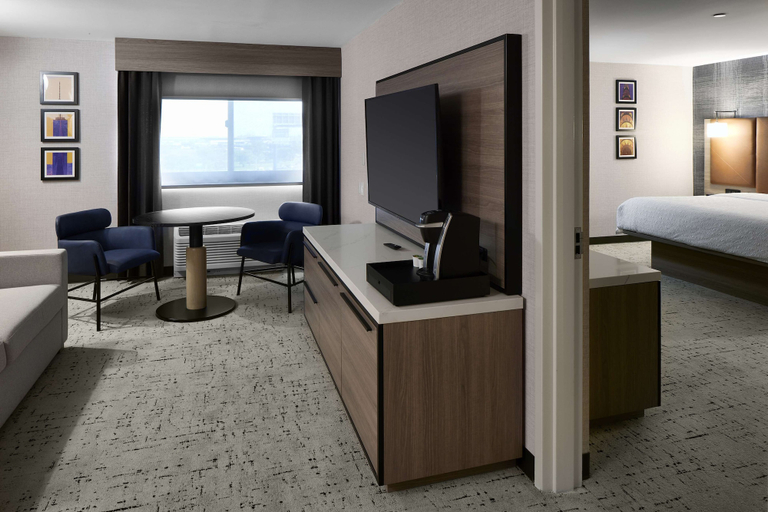 Bedroom 4, Hampton Inn Newark Airport, Newark
