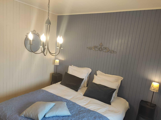 Bedroom 2, La Maison du Chevalier - Chambres et tables d'hôtes - adults only, Puy-de-Dôme