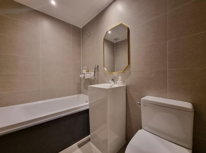Bathroom 7