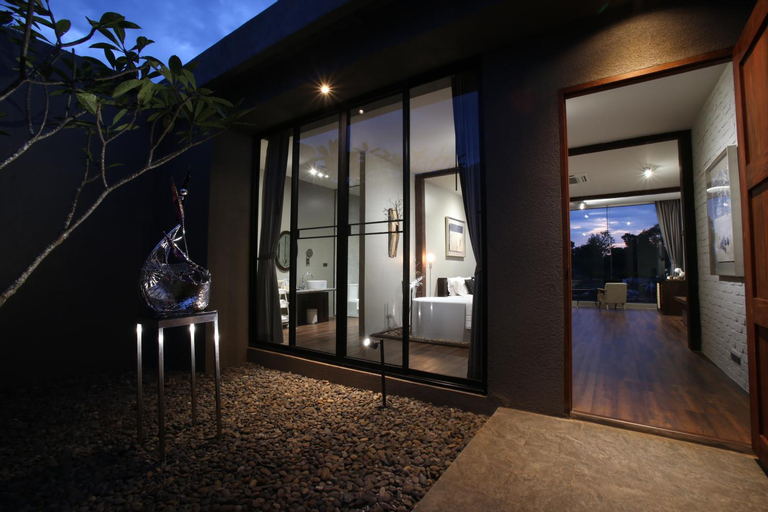Exterior 4