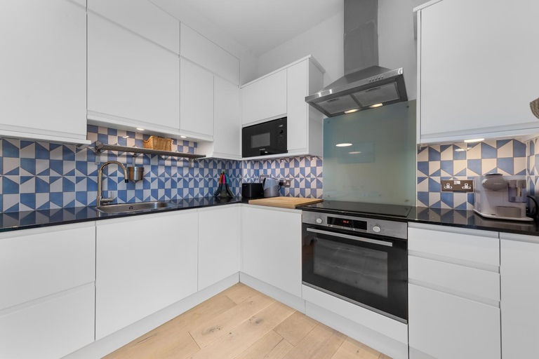 Others 4, Trendy 2 bed Flat in Greenwich with Car Parking, London