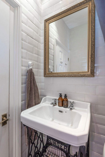 Bathroom 3, Stylish River Apartment - West Putney Embankment, London