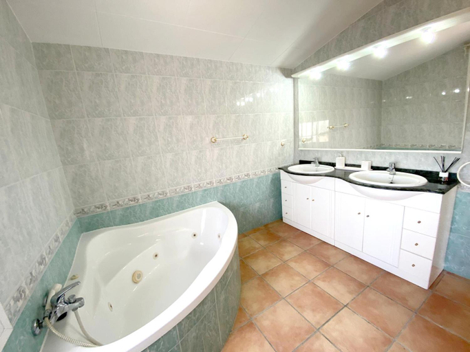 Bathroom 4, Bright Villa in Vidreres with Private Pool and Jacuzzi, Girona