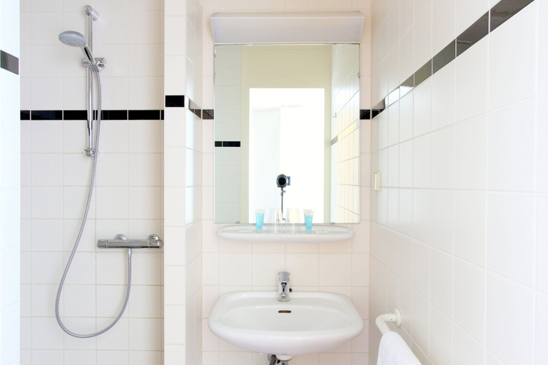 Bathroom 5, Bastion Hotel Leiden Voorschoten, Leiden
