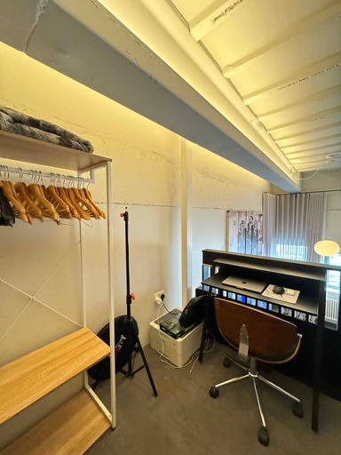 Others 5, Industrial-chic 1BD Loft by the River Fulham!, London