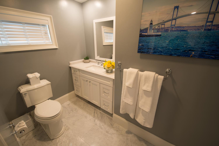 Bathroom, The Outlook Inn, Newport