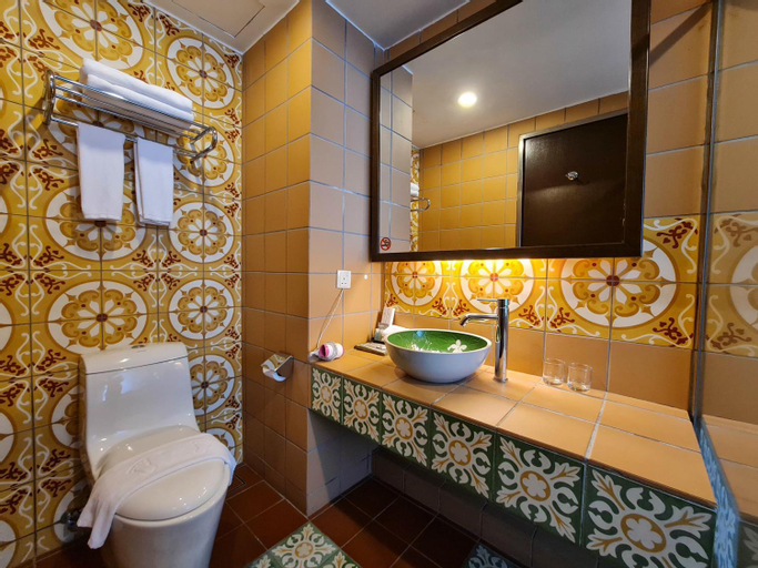 Bathroom 14