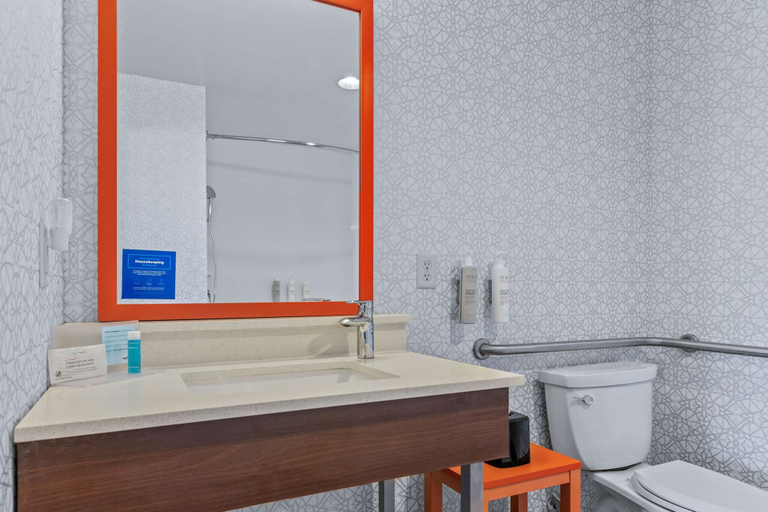 Bathroom 5, Hampton Inn & Suites Greeley, Weld