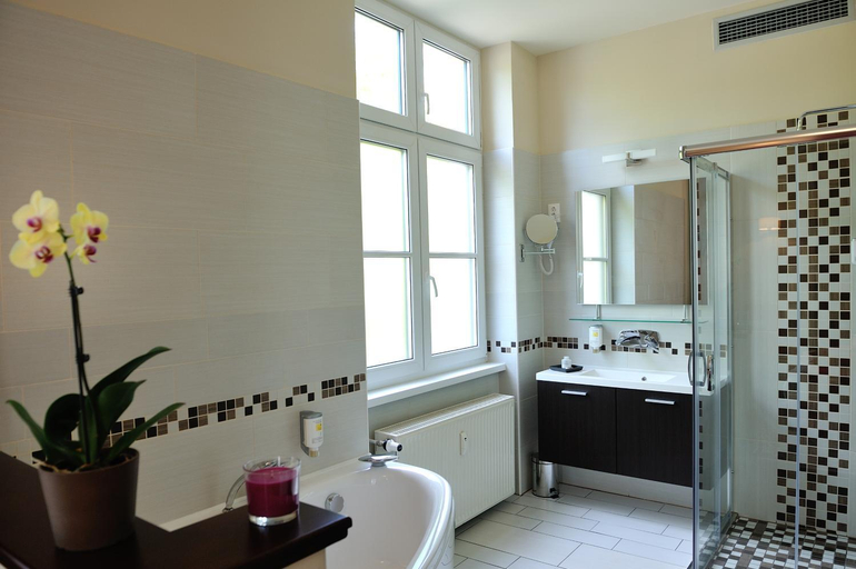 Bathroom 3, Corner Hotel & Kavehaz, Dunaújváros