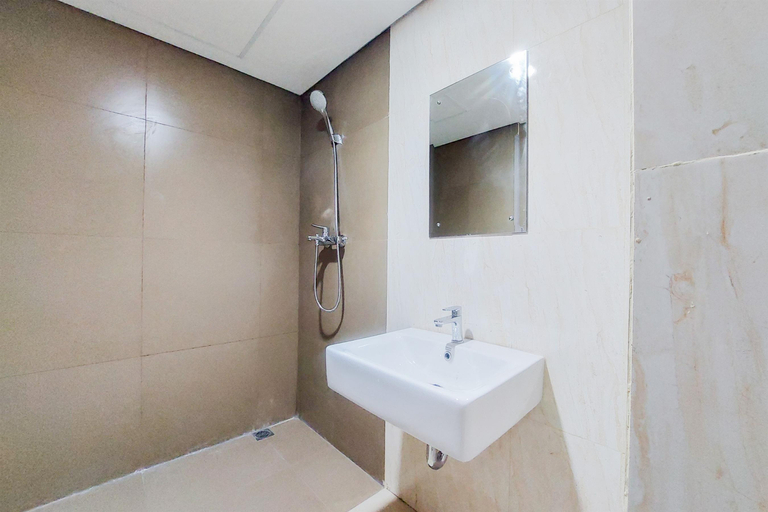 Bathroom 5, Minimalist 1BR at Tamansari Bintaro Mansion Apartment By Travelio, Tangerang Selatan