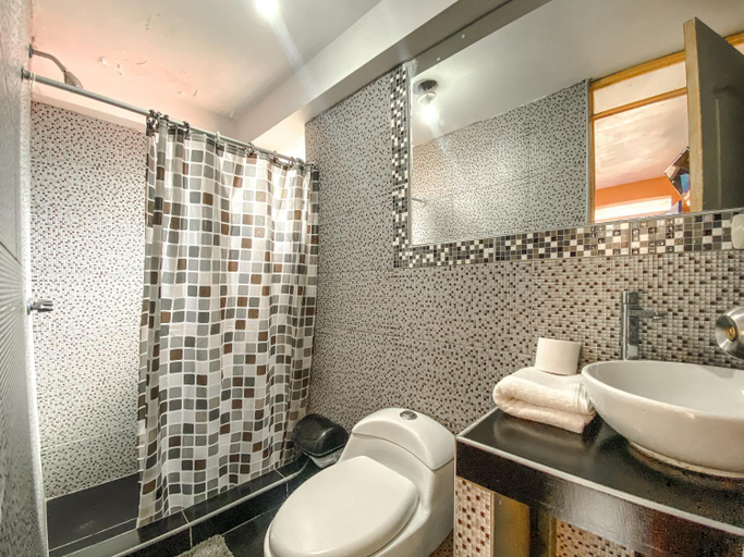 Bathroom 3, La Casa de Carmen, Cusco