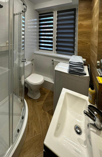 Bathroom 16