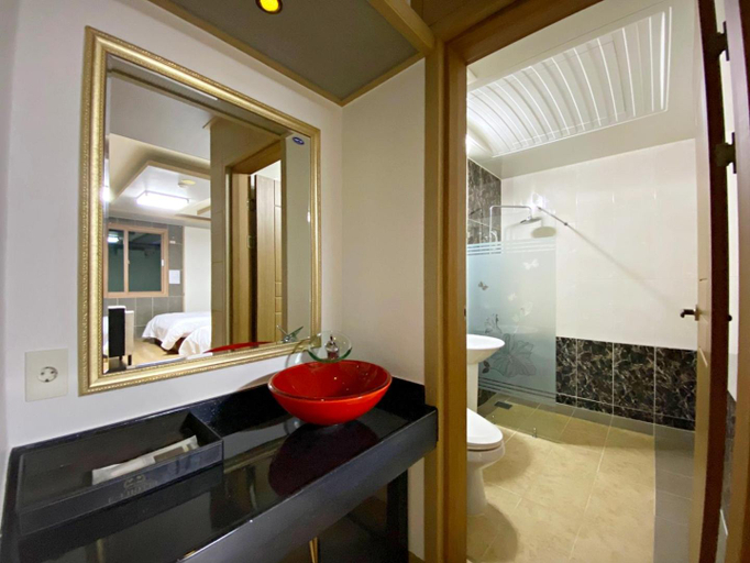 Bathroom 4, F1 Hotel, Muan
