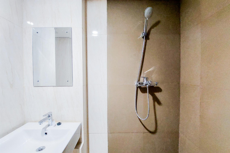 Bathroom 5, Comfortable and Simply 1BR Tamansari Bintaro Mansion Apartment By Travelio, Tangerang Selatan