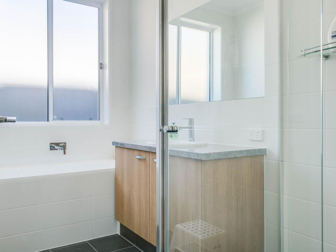 Bathroom, 14 Paradise Drive, Yankalilla