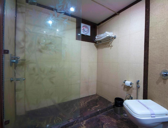 Bathroom, Siris 18, Delhi