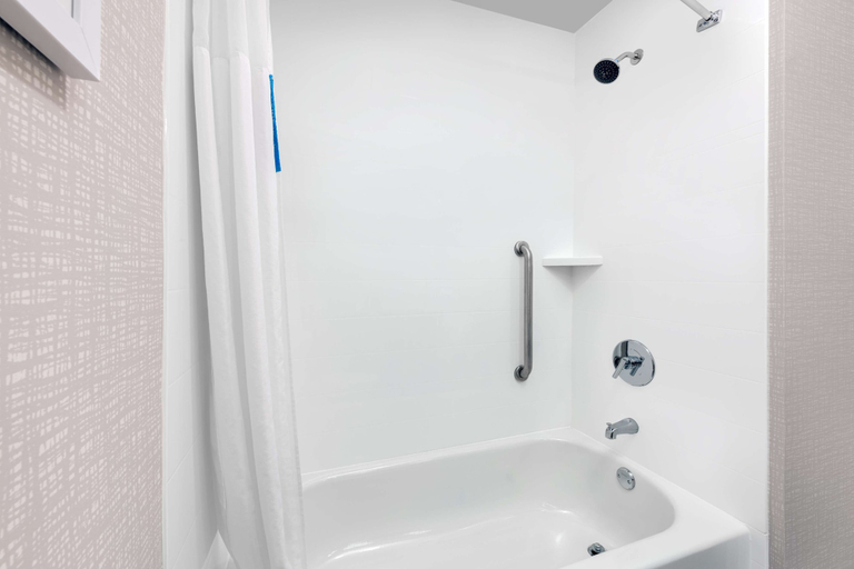 Bathroom 4, Hampton Inn & Suites Fort Myers Beach/Sanibel Gateway, Lee