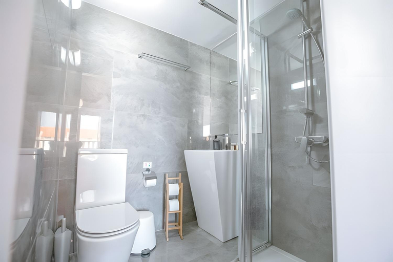 Bathroom 4, Blue Crystal Seaview