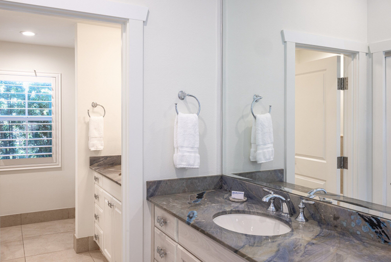 Bathroom 5, Islander Resort, Monroe