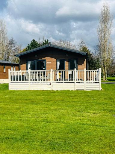 Others 2, Garden View Lodge with Hot Tub, East Riding of Yorkshire