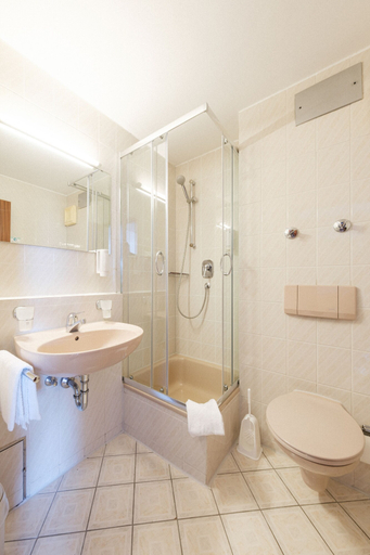Bathroom 4, Hotel Flora Stuttgart Ma Hringen, Stuttgart