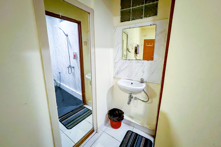 Bedroom 4, Taisir Residence Near Palmerah Mitra RedDoorz, West Jakarta