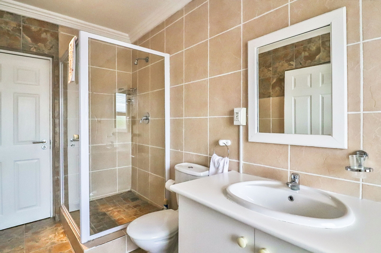 Bathroom 5, Kwantu Guesthouse 2, City of Cape Town