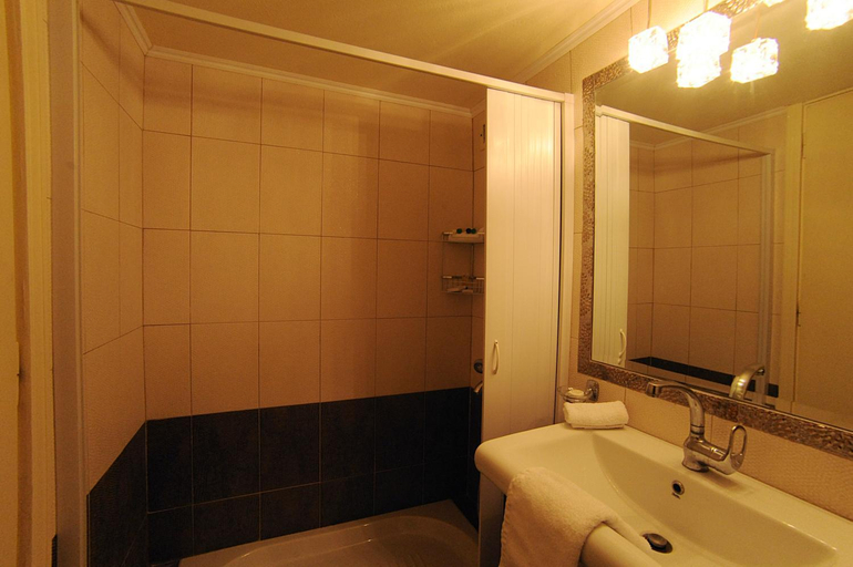 Bathroom 5, Palmariva Beach Hotel, Central Greece