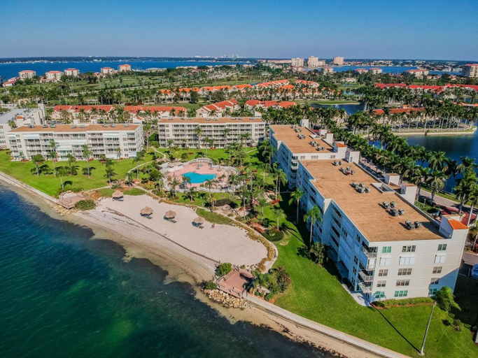 Others 2, Bahia Vista Palm Trees & Coastal Breezes - Endless Fun on Isla, Pinellas
