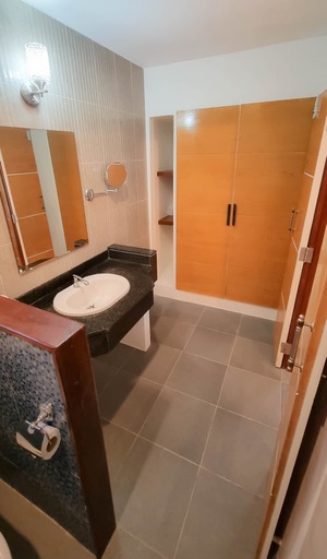 Bathroom 4, Golden Bay Cottages, Ko Lanta