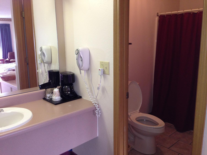 Bathroom 5, Twelve Oaks Inn, Taney