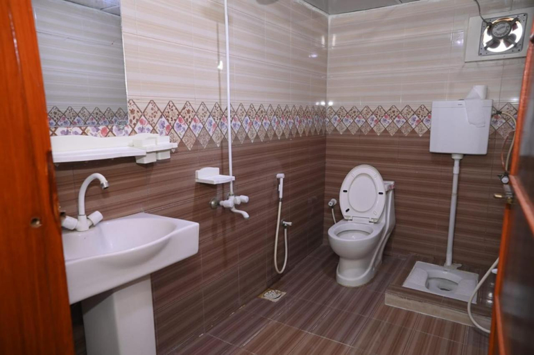 Bathroom 4, Hotel Serina Inn Sukkur, Sukkur