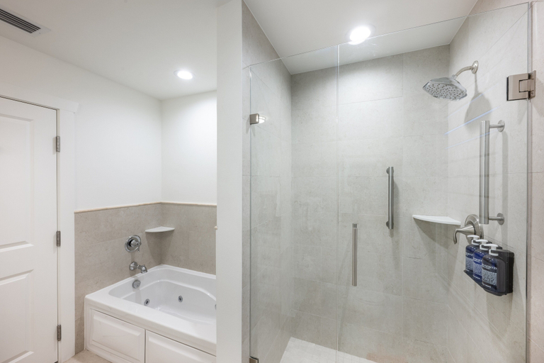 Bathroom 5, Islander Resort, Monroe