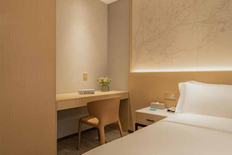 Bedroom 14