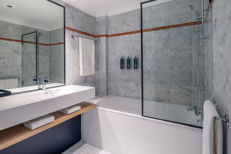 Bathroom 4, DoubleTree by Hilton Paris Bougival, Yvelines
