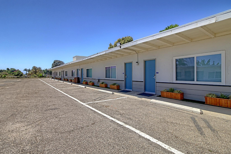 Exterior & Views 2, White Caps Motel, Ventura
