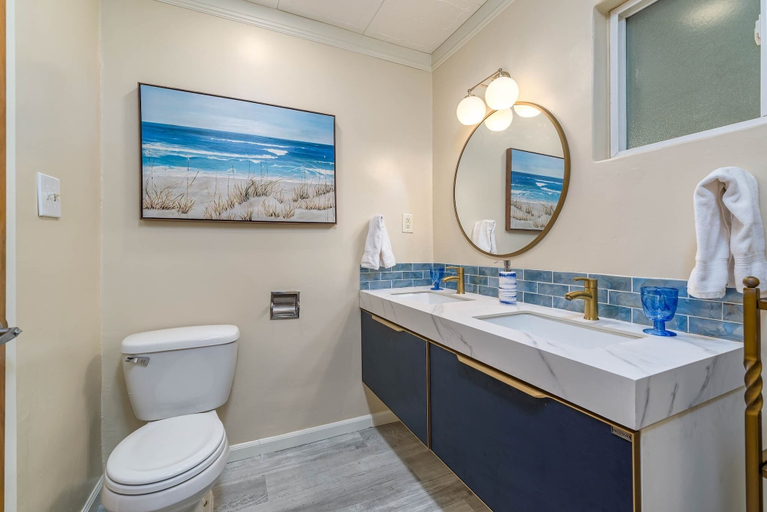 Bathroom 3, Group Retreat with Hot Tub & Studio, Tulare