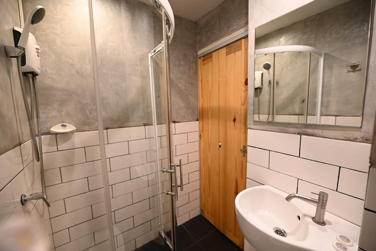 Bathroom 14