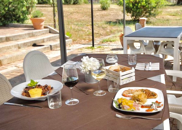 Food & Drinks, Residence with pool 4 km from Suvereto, Livorno