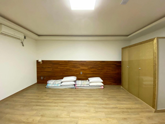 Bedroom 3, F1 Hotel, Muan