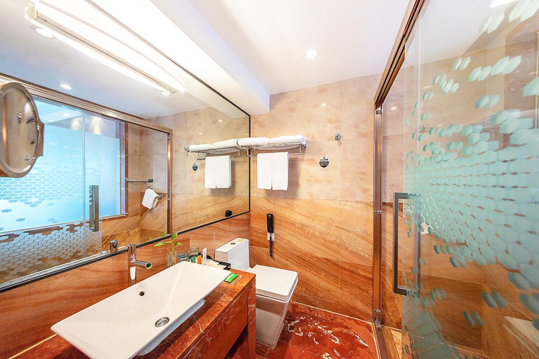 Bathroom 5, Hampton By Hilton Zhuhai Gongbei Port, Zhuhai