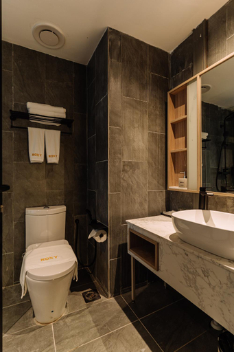 Bathroom 4, Impiana by Roxy Hotel, Kuching
