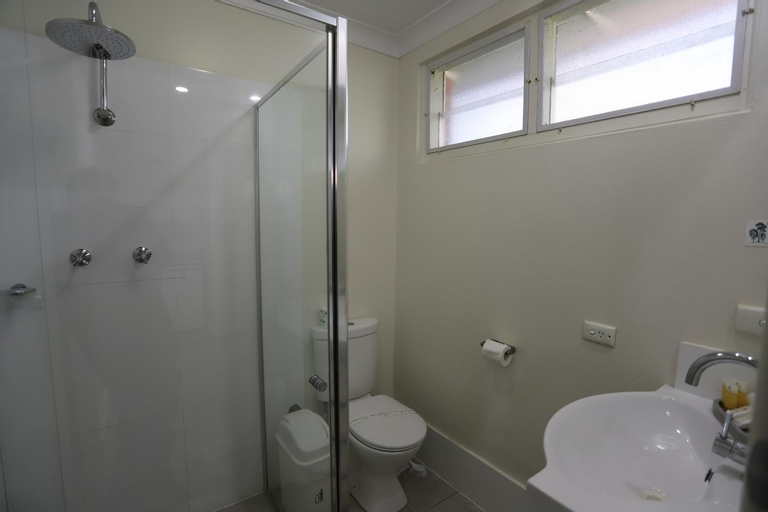 Bathroom 10