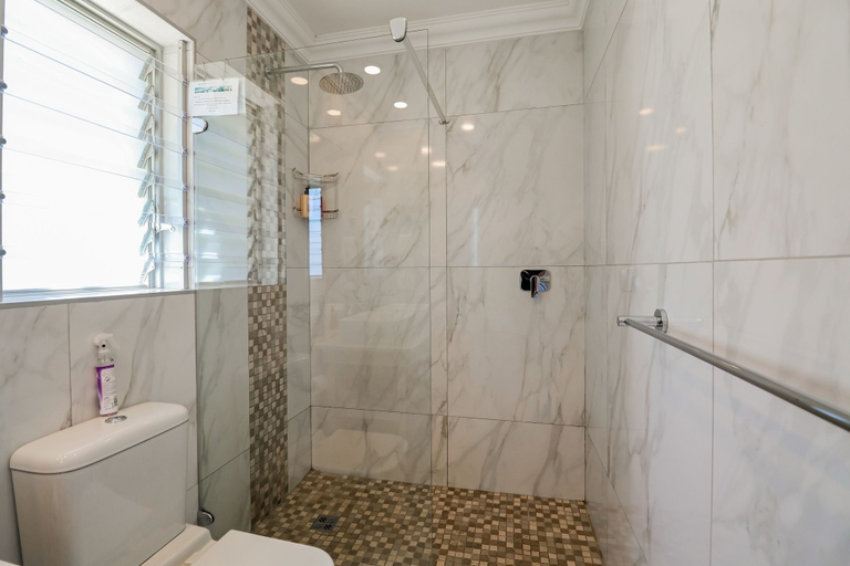 Bathroom 4, Belle Vue Ridge, Eden