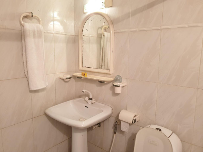 Bathroom 4, Hotel Sareena Residence, Multan